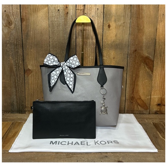 Michael Kors. 5 Piece. Saige Reversible Tote & Pouch & Dust Bag, Scarf & Charm. - Picture 5 of 16